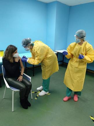 Los sanitarios se vacunan para combatir la tercera ola "más fuertes que nunca" 2 Los sanitarios se vacunan para combatir la tercera ola "más fuertes que nunca"