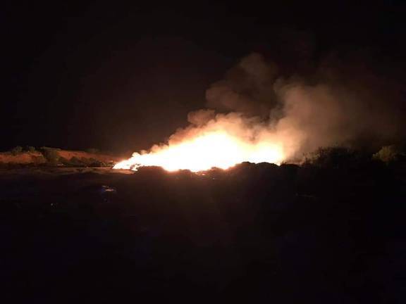 Un fuego de origen desconocido calcina un vertedero de plásticos en Lepe