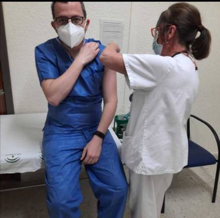 Los sanitarios se vacunan para combatir la tercera ola "más fuertes que nunca" 4 Los sanitarios se vacunan para combatir la tercera ola "más fuertes que nunca"