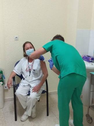 Los sanitarios se vacunan para combatir la tercera ola "más fuertes que nunca" 5 Los sanitarios se vacunan para combatir la tercera ola "más fuertes que nunca"