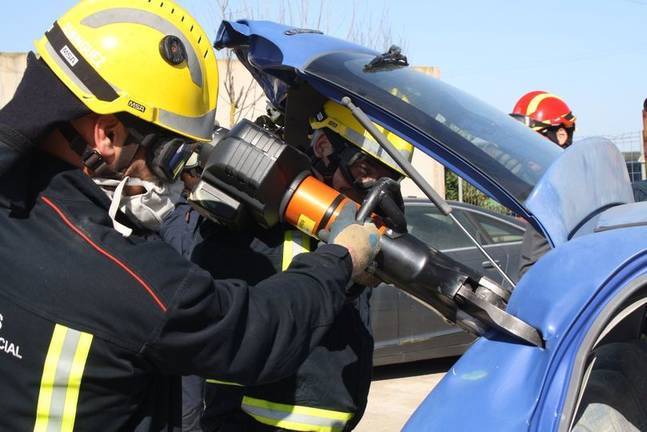 Doble intervención urgente de Bomberos: un accidente y un incendio en Valverde