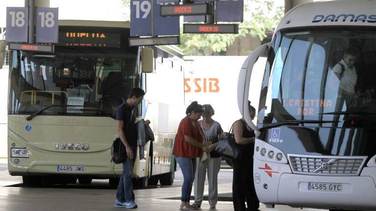 El Defensor del Pueblo interviene ante el aislamiento por autobús de pueblos de la Sierra