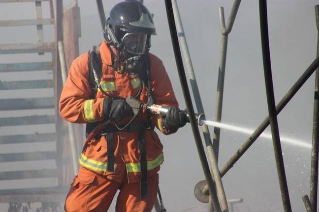 Rescatan a una mujer de 70 años tras el incendio de su vivienda en Jabugo