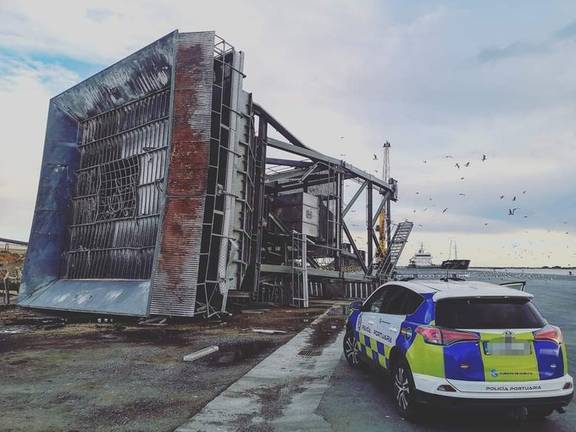 El temporal de viento arranca de cuajo una estructura colosal de Algeposa en el Puerto