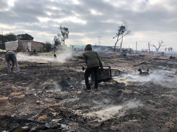 Cincuenta asociaciones reclaman ayudas para los cientos de afectados por el incendio de Palos