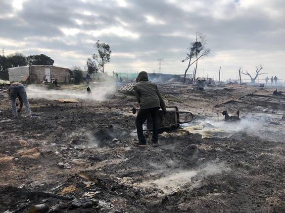 Cincuenta asociaciones reclaman ayudas para los cientos de afectados por el incendio de Palos 1 Cincuenta asociaciones reclaman ayudas para los cientos de afectados por el incendio de Palos