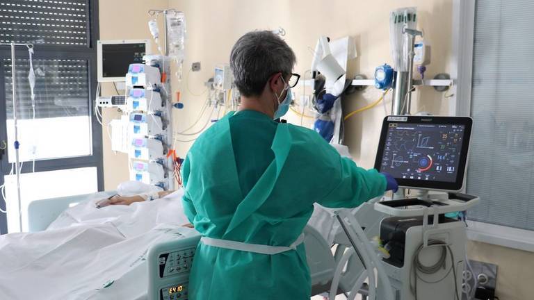 Ómicron dispara en Huelva los contagios Covid, pero mermando su letalidad