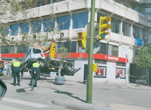 Herido el operario de una grúa al ‘precipitarse’ la canastilla en la plaza 12 de octubre