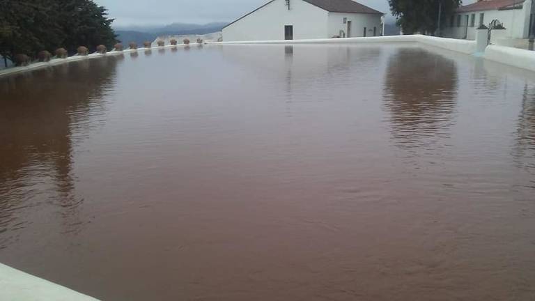 Fenómeno natural: Las intensas lluvias visten de ‘chocolate’ la Laguna de Cañaveral de León
