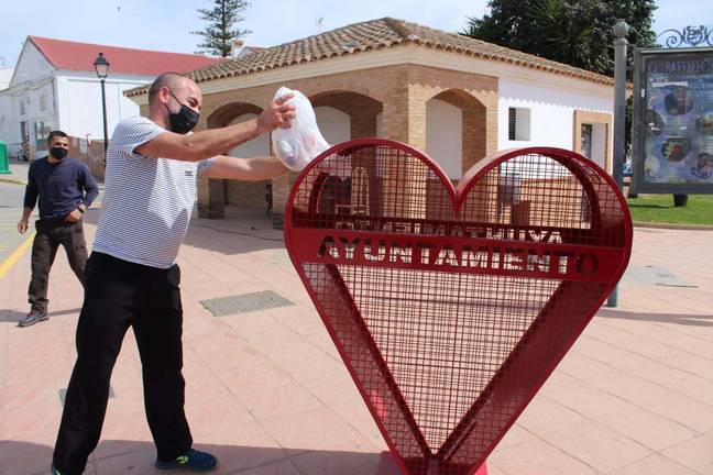 La solidaridad tiene forma de buzón-corazón en Trigueros