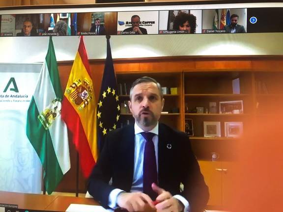 El consejero de Hacienda reafirma la ‘revolución verde’ en el Club de Exportadores