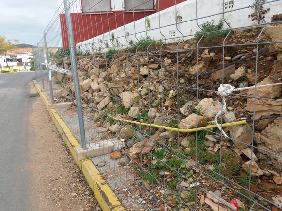 Aún no han arreglado la valla del colegio de Castillejos que tiró el temporal en octubre de 2020