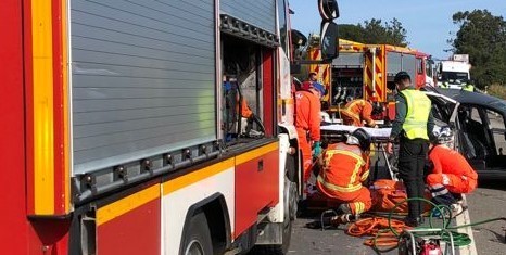 Los Bomberos excarcelan a una persona atrapada en un coche tras un accidente en la A-474