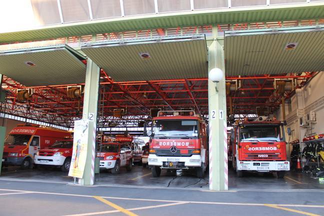 Un incendio en una lavadora provoca el caos en un edificio de la calle Beas