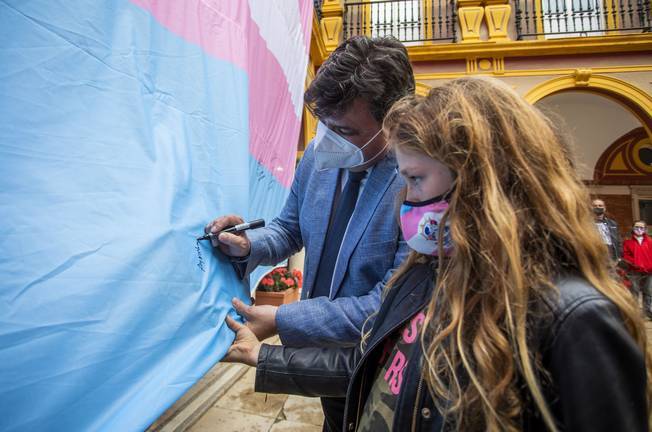 bandera trans Huelva