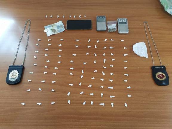 Un detenido en Bollullos con casi cien dosis de cocaína y heroína