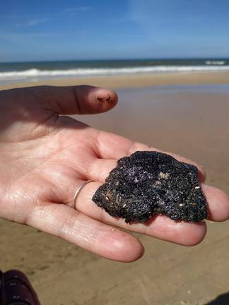 El vertido afecta ya a 3 kilómetros de costa convertido en cientos de miles de galletas de fuel del tamaño de 10 céntimos 3 El vertido afecta ya a 3 kilómetros de costa convertido en cientos de miles de galletas de fuel del tamaño de 10 céntimos