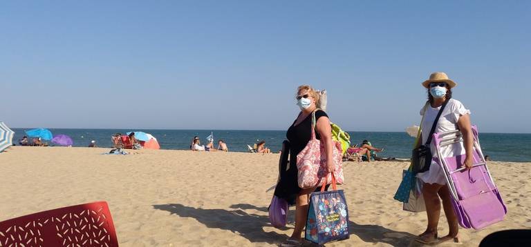 El Gobierno mantiene la obligación de usar mascarilla en la playa para pasear