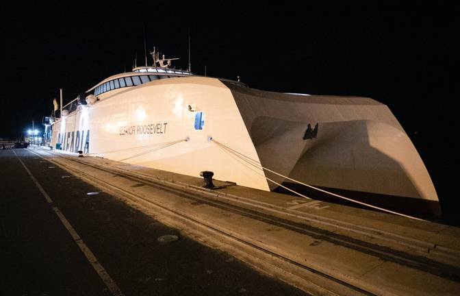 El primer "fast ferry" del mundo propulsado por gas natural hace parada en Huelva