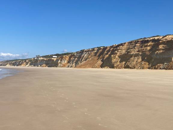 Así está hoy el litoral de Doñana afectado por el vertido: como una patena