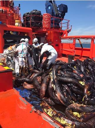 El vertido afecta ya a 3 kilómetros de costa convertido en cientos de miles de galletas de fuel del tamaño de 10 céntimos