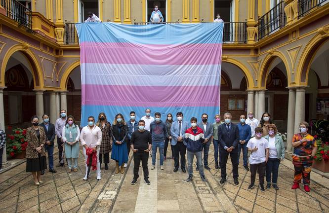La bandera trans que recorre España llega a Huelva