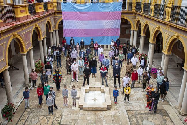 bandera trans Huelva