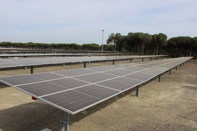 El Fresno inicia la instalación de su primera planta fotovoltaica giratoria