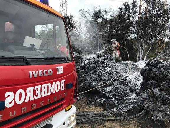 Incendio en un almacenamiento de plástico en Palos de la Frontera