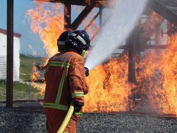 Un virulento incendio arrasa una vivienda en el camino del Rebollar de Aracena