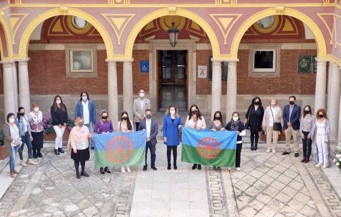 El Ayuntamiento exhibe la bandera gitana para conmemorar el día del colectivo
