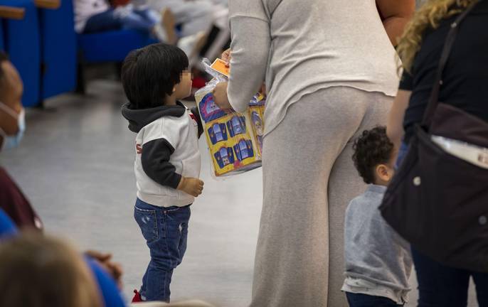 158 niños reciben juguetes como premio a su actitud ejemplar durante el confinamiento