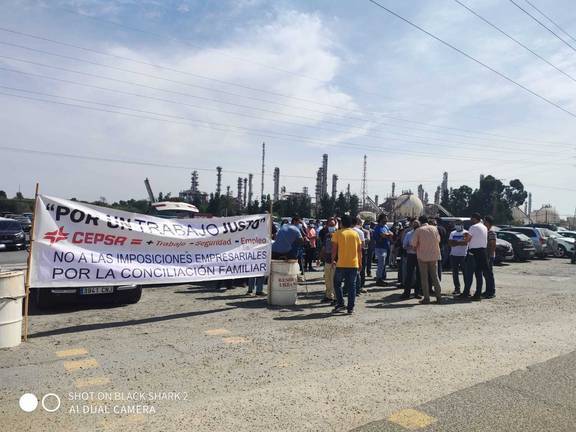 Protestas en Refinería en defensa de los derechos laborales de la plantilla