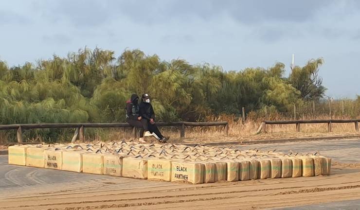 Quema masiva de coches y narcolanchas y gran arribada de droga a Isla Cristina