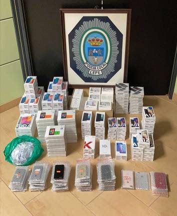 Pillado con 278 artículos de telefonía móvil de contrabando en el maletero del coche