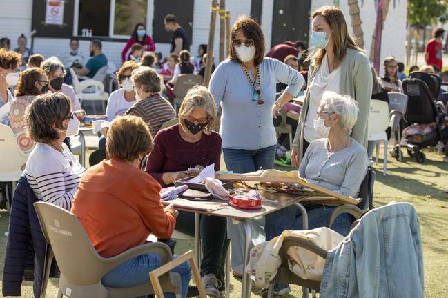 Los talleres municipales de Cultura en los Barrios superan el Covid con cursos en exteriores