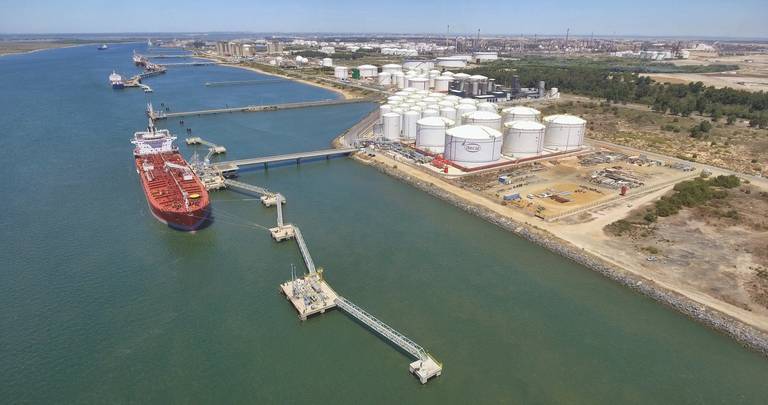 La petroquímica Decal pide al Puerto ampliar su terminal marítima de hidrocarburos