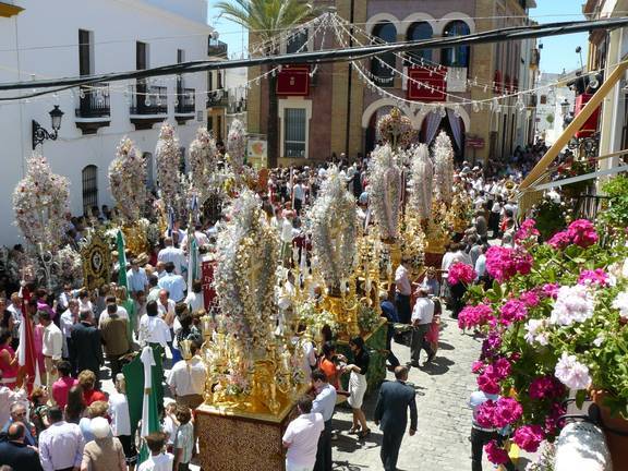 El Condado pierde su color por la suspensión de las Cruces de Mayo