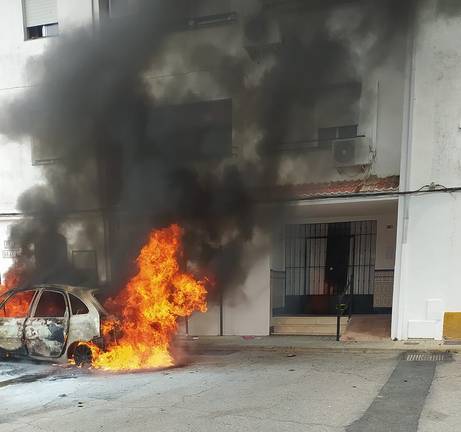 Un coche resulta calcinado en Almonte, el tercero en la provincia en sólo dos días
