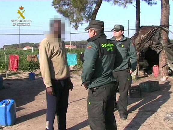 Detienen a 14 personas acusadas de empadronar ilegalmente a migrantes en una vivienda de Villarrasa