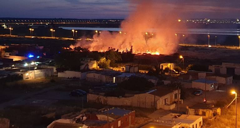 Tres incendios en diez días y la quema de coches llevan la intranquilidad a Marismas del Odiel