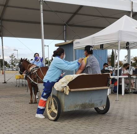 A pie, en bicicleta o en coche de caballos: lo importante es llegar a la cita de la vacuna