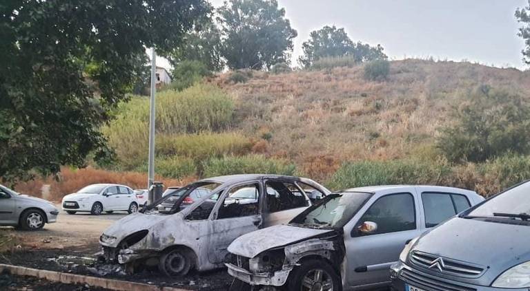 Aparecen calcinados dos coches y una moto junto a La Navidad y en Cristóbal Colón