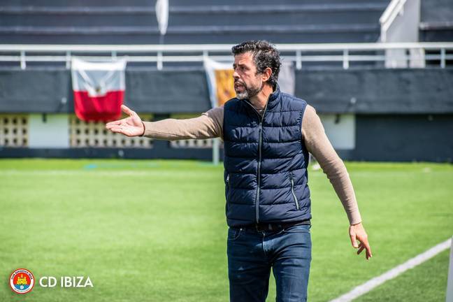 El Recreativo responde a la falta de formalidad de Crespo, fichando a Alberto Gallego