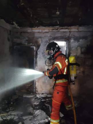 Un incendio calcina por completo una vivienda