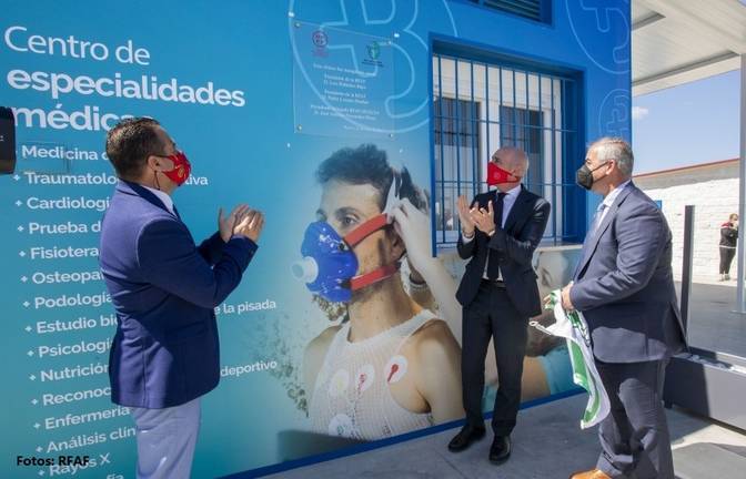 El jefe del fútbol español inaugura la clínica deportiva más moderna de Huelva