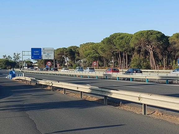 Una colisión múltiple en el puente de Punta Umbría provoca retenciones de 5km