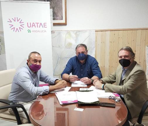 El Ayuntamiento de Paterna del Campo firma un convenio con la Unión de Autónomos de Andalucía