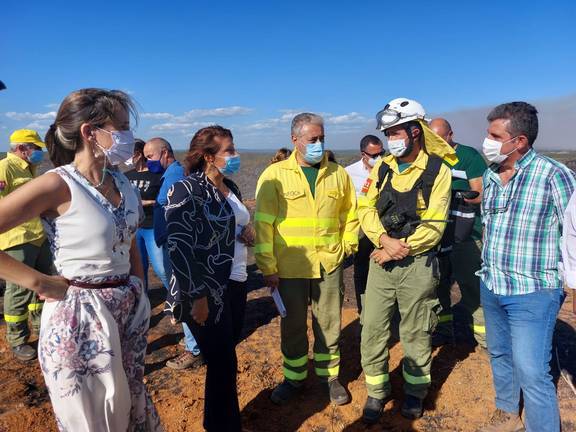 La consejera, Carmen Crespo, visita la zona afectada por el incendio de Villarrasa
