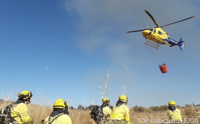 El Infoca da por extinguido el incendio junto al Arroyo de la Cárcava en Bollullos